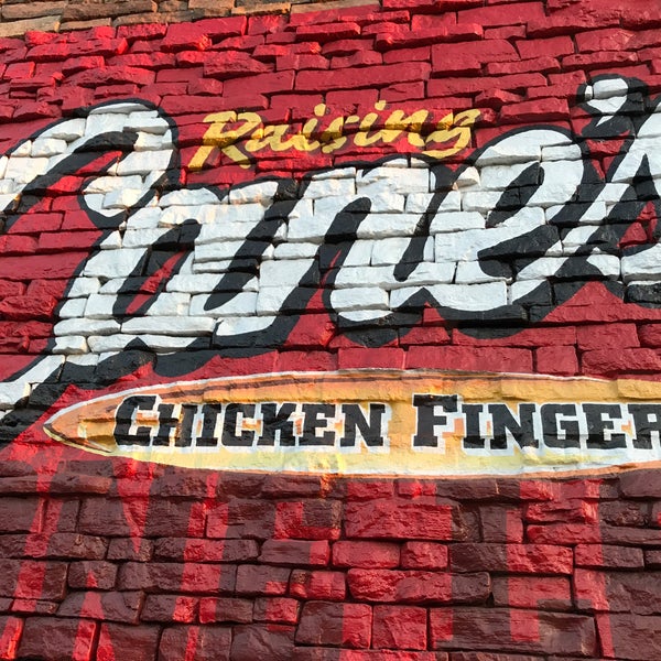 Foto diambil di Raising Cane&#39;s Chicken Fingers oleh Daryl M. pada 9/7/2017