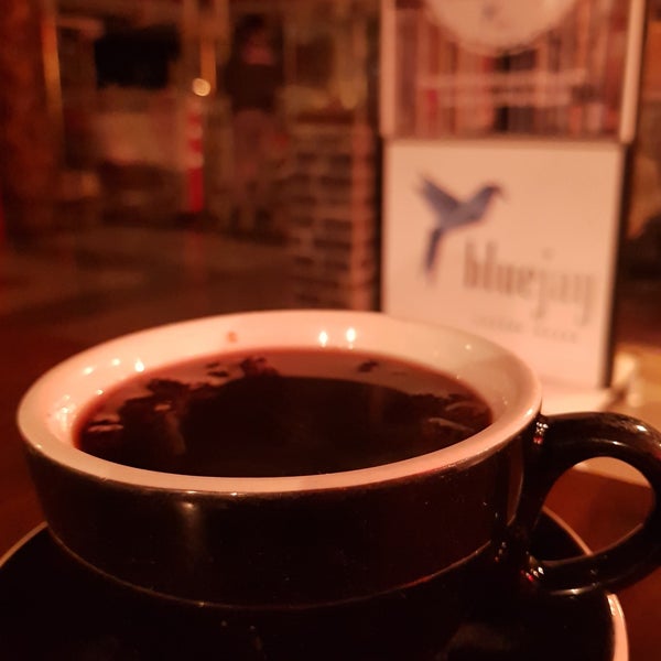 Foto diambil di BlueJay Coffee House oleh Ömer B. pada 4/8/2019