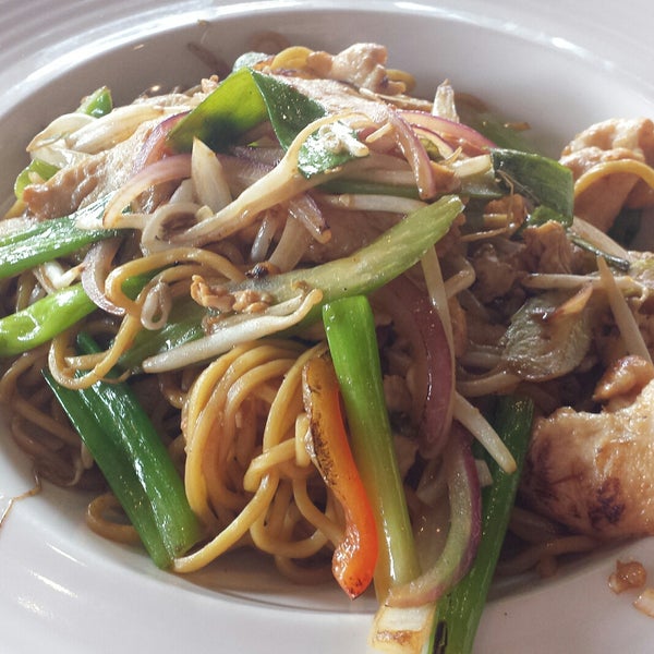 The chicken lo mein had a ton of chicken. Very fresh and filling dish.