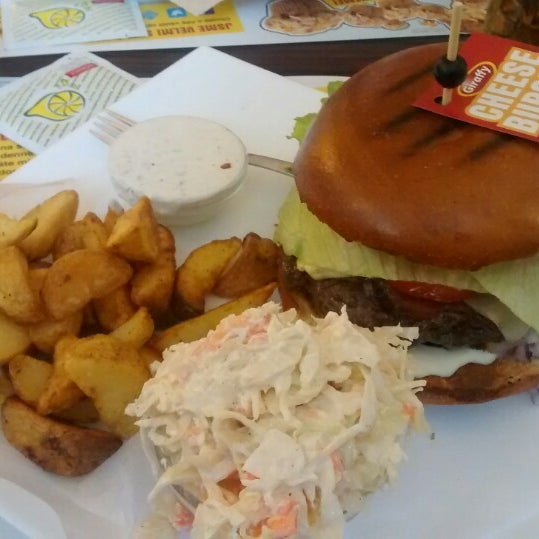 4/2/2014 tarihinde Kristýna K.ziyaretçi tarafından Giraffy Burger Bar'de çekilen fotoğraf