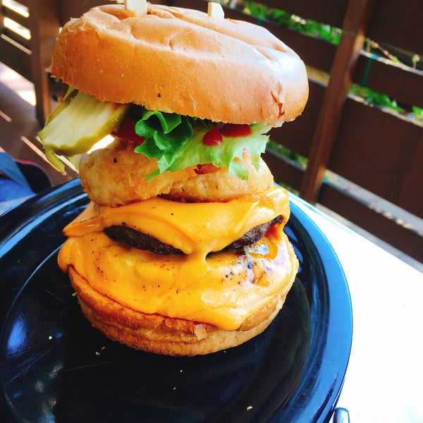 Foto scattata a 400° Gourmet Burgers &amp; Fries da Yoyo L. il 8/31/2016