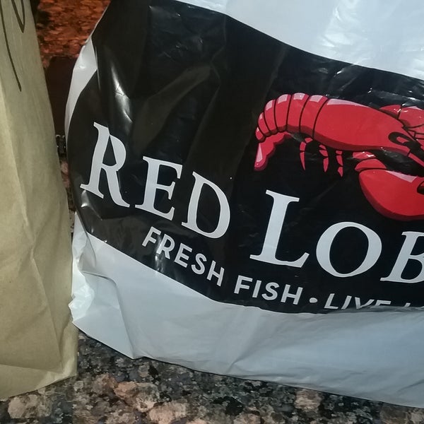 Photo taken at Red Lobster by Tom C. on 3/10/2018