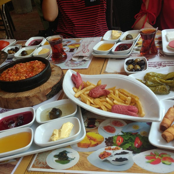 Foto tomada en Osman Bey Konağı Cafe Restorant  por Burcu B. el 8/27/2018