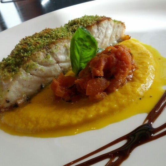 Das Foto wurde bei Favola Italian Restaurant 法沃莱意大利餐厅 von kuanju w. am 12/4/2012 aufgenommen