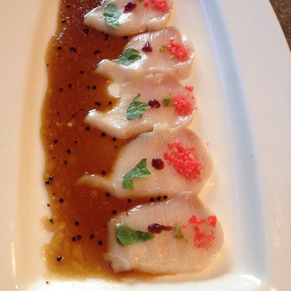 Foto scattata a Baby Blue Sushi Sake Grill da Jenn H. il 5/12/2014