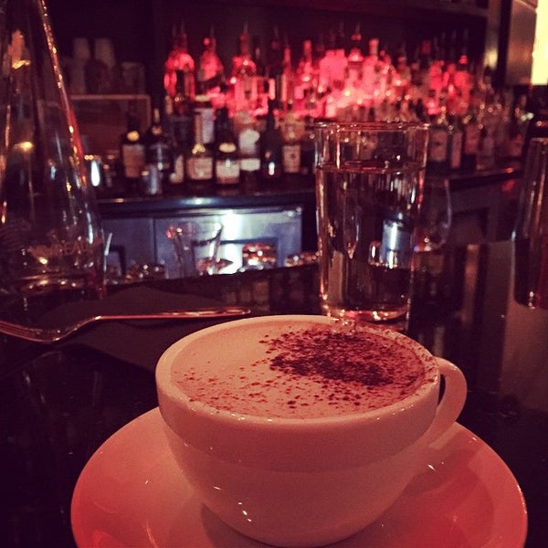 Foto tomada en Uva Wine &amp; Cocktail Bar / Cibo Trattoria  por Melanie N. el 2/13/2015