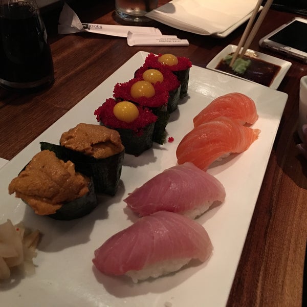 12/24/2015 tarihinde Jay C.ziyaretçi tarafından Squid Ink Sushi Bar'de çekilen fotoğraf