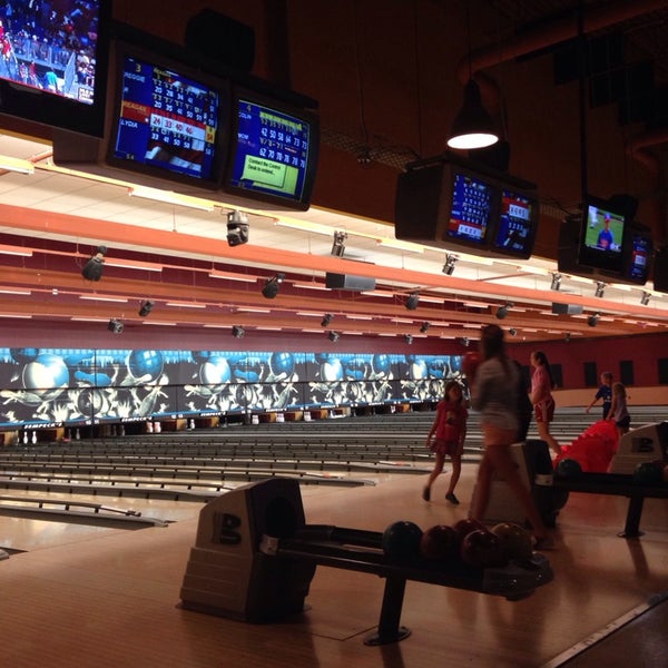 8/7/2014에 Meghen 🎀 Tindall님이 Sempeck&#39;s Bowling &amp; Entertainment에서 찍은 사진