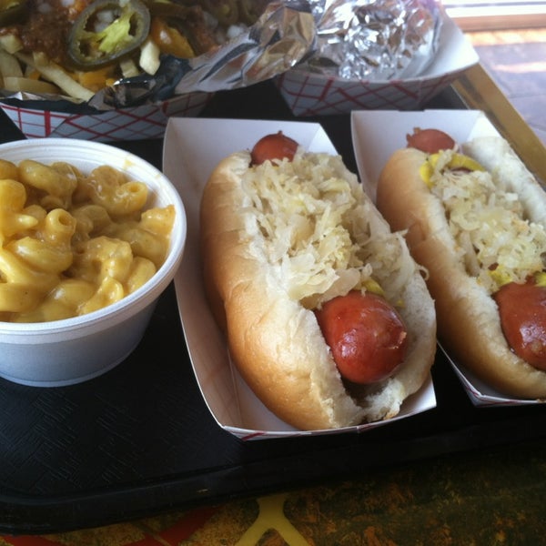 Foto scattata a Zack&#39;s Hotdogs &amp; Hot Sandwiches da James R. il 8/30/2013