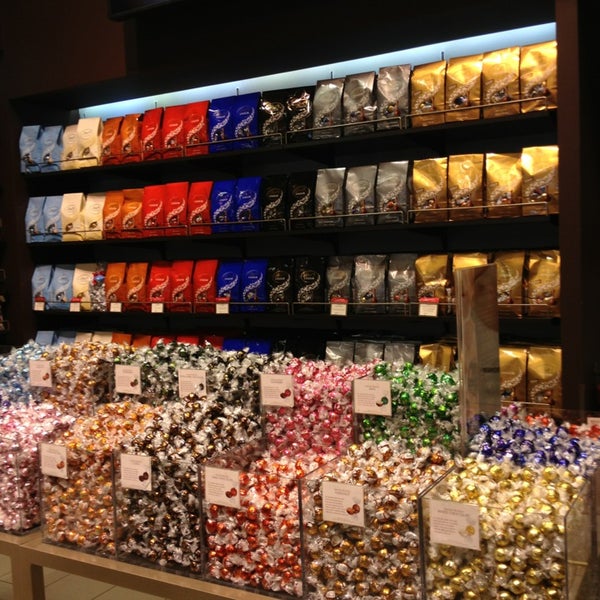 top 93+ Pictures lindt chocolate shop new york photos Completed