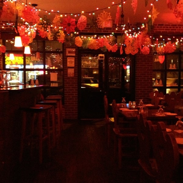 Photo prise au La Taverna Bar &amp; Restaurant par Dulce Helena Melchiori N. le1/11/2013