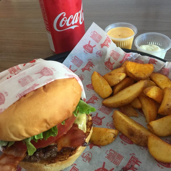Снимок сделан в Tatoe&#39;s Burger пользователем Bruna N. 6/15/2019
