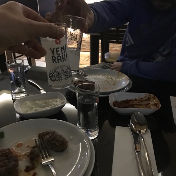 Das Foto wurde bei Özcan Restaurantlar von 🎙🎶Berkan 🎙🎶 am 4/4/2017 aufgenommen