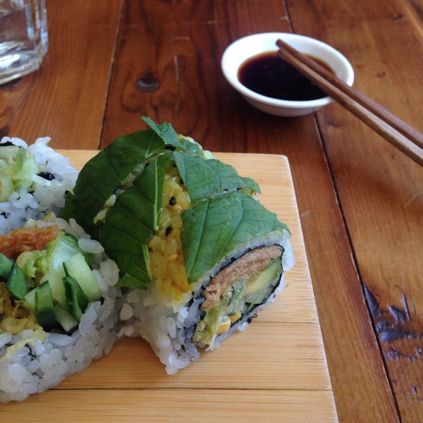 รูปภาพถ่ายที่ Sushi Momo Végétalien โดย Antoine . เมื่อ 7/17/2016