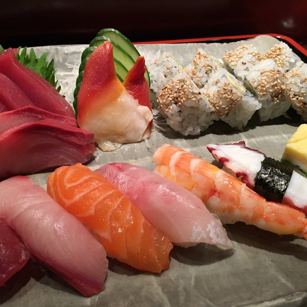 Foto diambil di Sushi Sake oleh Rich C. pada 10/15/2016