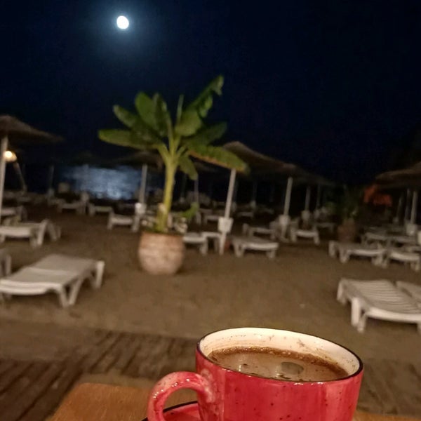 รูปภาพถ่ายที่ Mavi Beyaz Otel &amp; Beach Club โดย HüLya B. เมื่อ 8/23/2021