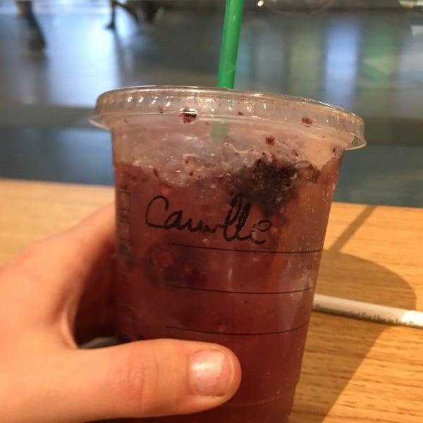 Foto scattata a Starbucks da Camille D. il 5/17/2019
