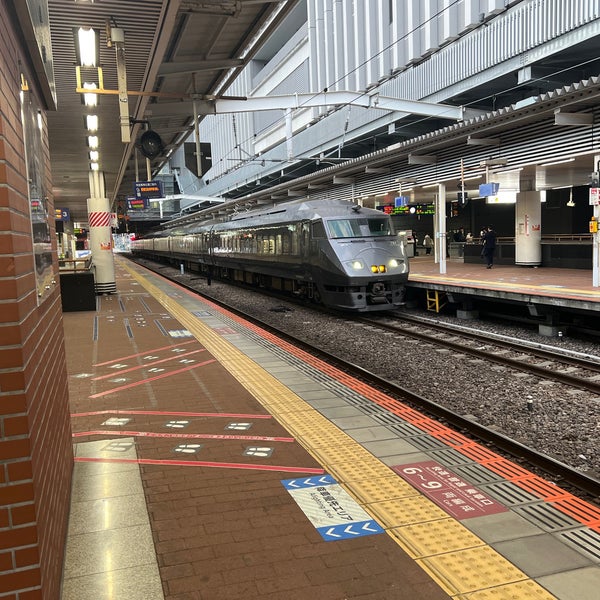 รูปภาพถ่ายที่ JR Hakata Station โดย Unohara Y. เมื่อ 12/13/2023