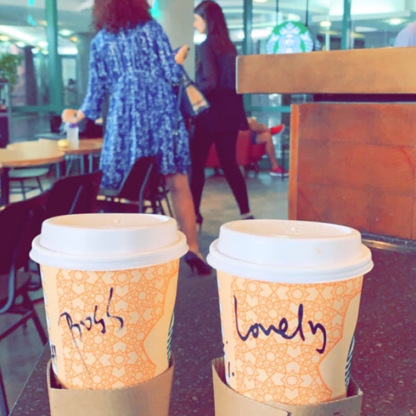 Foto tirada no(a) Starbucks por Sarroo em 4/30/2019