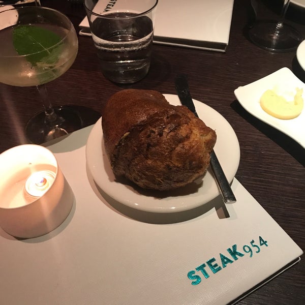 Das Foto wurde bei Steak 954 von Nicole D. am 11/7/2017 aufgenommen