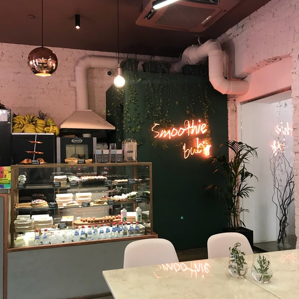 Foto tirada no(a) SML Deli Coffee Shop por Aylinalinaa em 8/7/2018