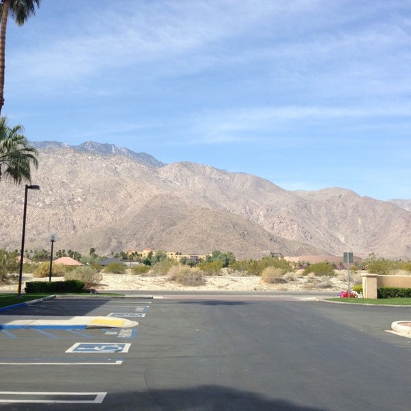 รูปภาพถ่ายที่ Courtyard by Marriott Palm Springs โดย Palmer M. เมื่อ 3/17/2013