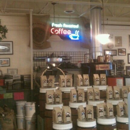 รูปภาพถ่ายที่ Custom House Coffee โดย Katie V. เมื่อ 12/5/2012