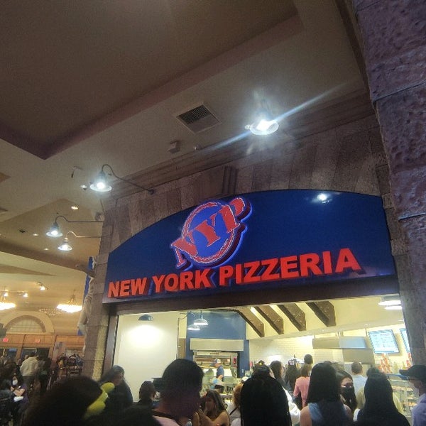 Снимок сделан в New York Pizzeria пользователем PS 4/16/2022