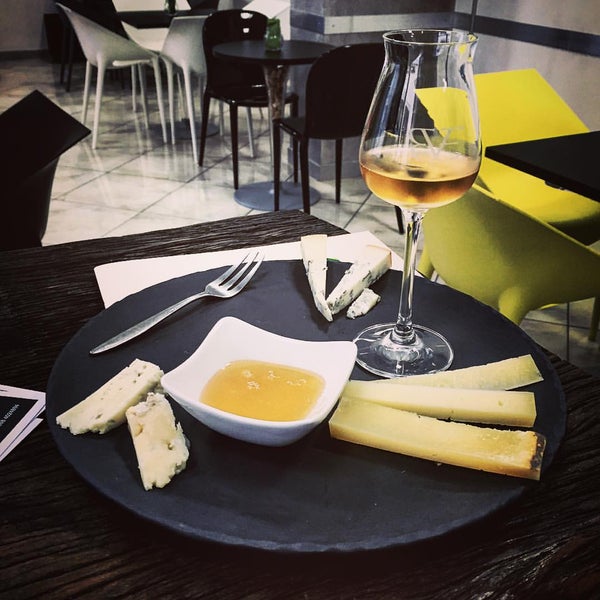 Photo prise au BeVino Cheese&amp;Wine Bar par Elia Lorenzo B. le9/22/2015