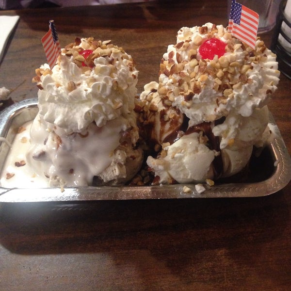 Снимок сделан в Jaxson&#39;s Ice Cream Parlour, Restaurant &amp; Country Store пользователем KT F. 7/4/2015