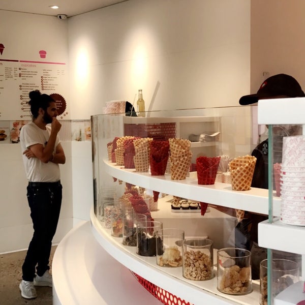 Photo taken at Sprinkles Beverly Hills Ice Cream by A💙🐱 on 7/19/2017