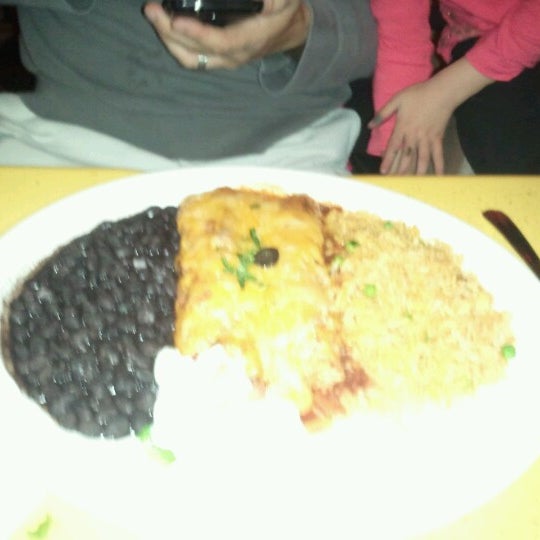 Снимок сделан в Taco Loco Mexican Restaurant, Catering, and Food Trucks пользователем Kathia R. 12/14/2012