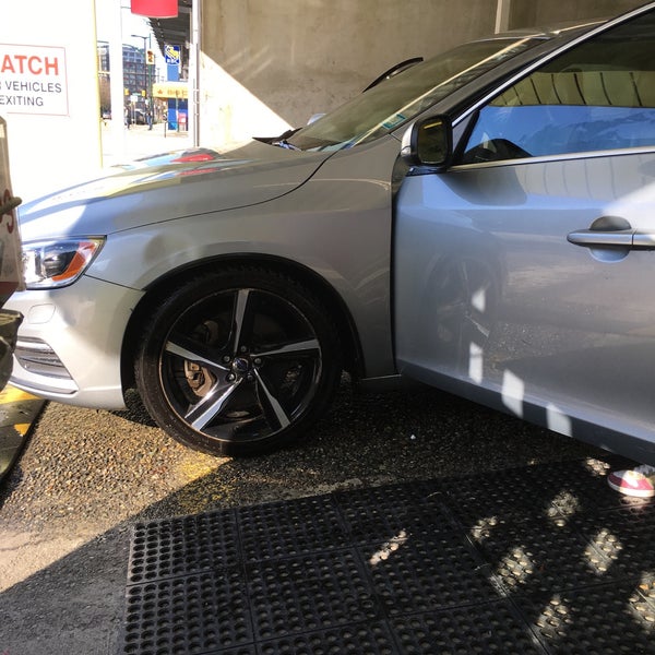 Century Hand Car Wash Mt. Pleasant'da Araba Yıkama ve Detay