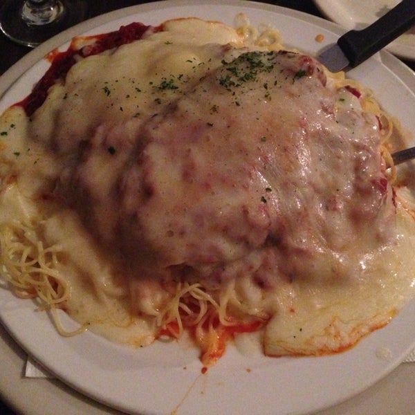 Das Foto wurde bei Puglioni’s Pasta &amp; Pizza von Kevin am 8/10/2013 aufgenommen