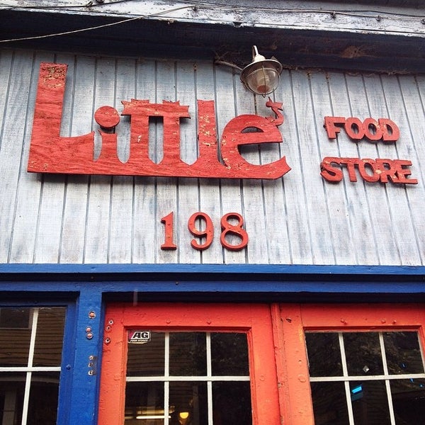4/19/2014 tarihinde Wendy D.ziyaretçi tarafından Little&#39;s Food Store'de çekilen fotoğraf
