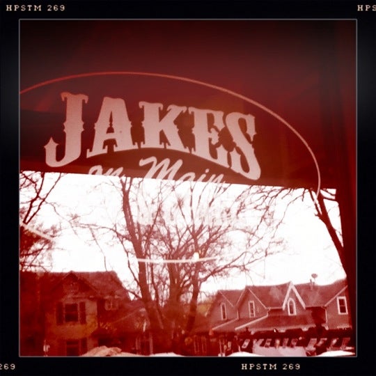 Das Foto wurde bei Jakes on Main Bar and Grille von Meagan E. am 11/5/2012 aufgenommen