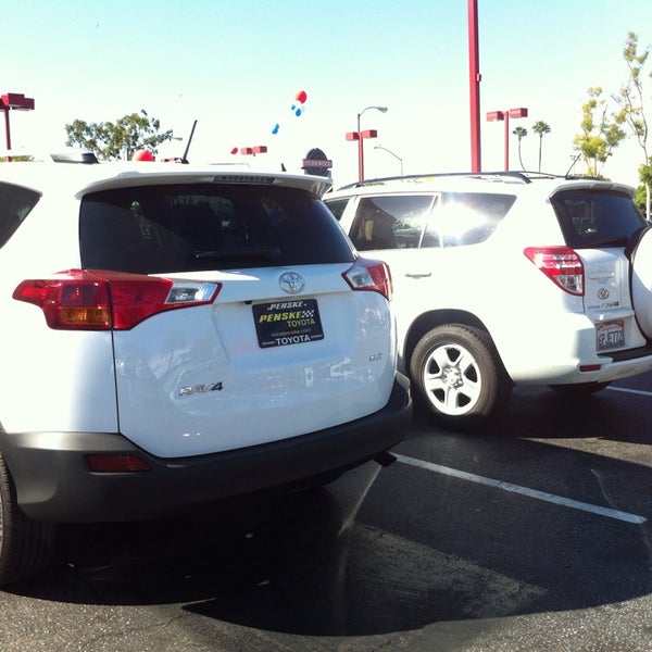 รูปภาพถ่ายที่ Penske Toyota Scion of Downey โดย Genie D. เมื่อ 9/9/2013