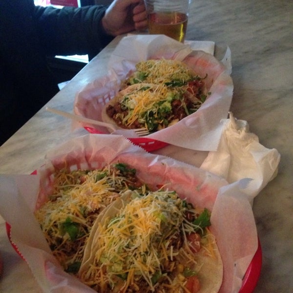 Foto tirada no(a) Five Tacos por Frank G. em 3/26/2014