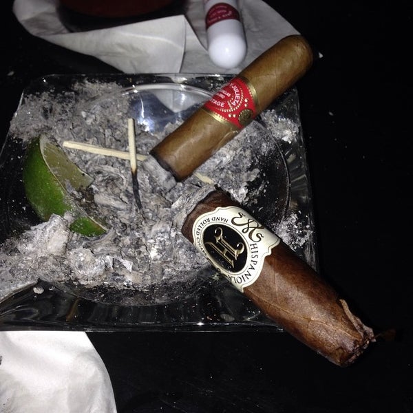 รูปภาพถ่ายที่ Merchants Cigar Bar โดย Tracy S. เมื่อ 8/3/2014