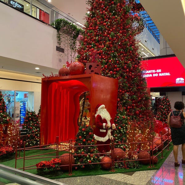 รูปภาพถ่ายที่ Brasília Shopping โดย Leonardo C. เมื่อ 11/26/2019