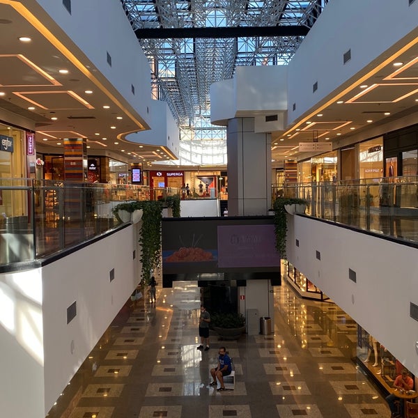 รูปภาพถ่ายที่ Brasília Shopping โดย Leonardo C. เมื่อ 10/3/2020