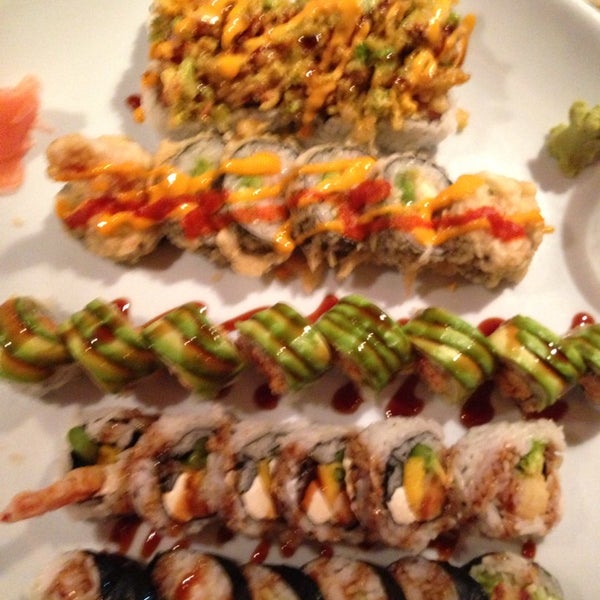 รูปภาพถ่ายที่ Sushi On The Rocks โดย Dawn J. เมื่อ 6/15/2013