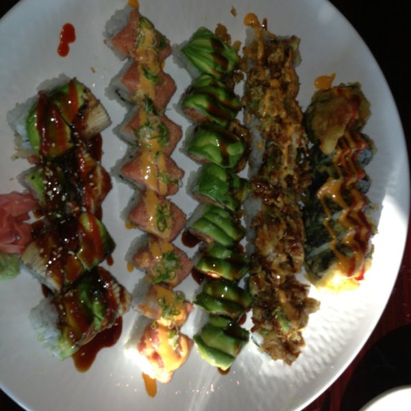 Снимок сделан в Sushi On The Rocks пользователем Dawn J. 9/9/2013