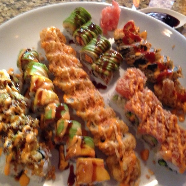Снимок сделан в Sushi On The Rocks пользователем Dawn J. 8/15/2013