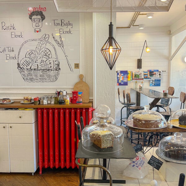รูปภาพถ่ายที่ Grandma Artisan Bakery Cafe โดย Lina เมื่อ 10/2/2023