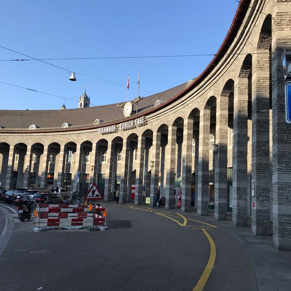 Foto diambil di Bahnhof Zürich Enge oleh Sora pada 3/30/2019