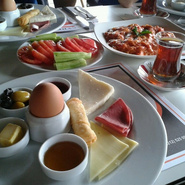 รูปภาพถ่ายที่ Zeyrek Cafe &amp; Restaurant โดย Kübra O. เมื่อ 7/6/2013