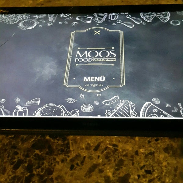 รูปภาพถ่ายที่ Moos Cafe &amp; Restaurant โดย 👑 DENNIS 👑 . เมื่อ 7/5/2021