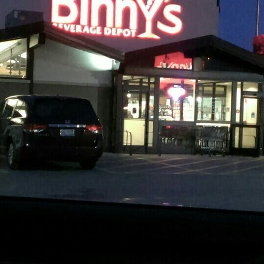 Foto tirada no(a) Binny&#39;s Beverage Depot por Tiffany T. em 5/10/2015