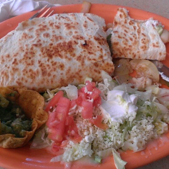Das Foto wurde bei La Parrilla Mexican Restaurant von Tiffany T. am 4/12/2014 aufgenommen